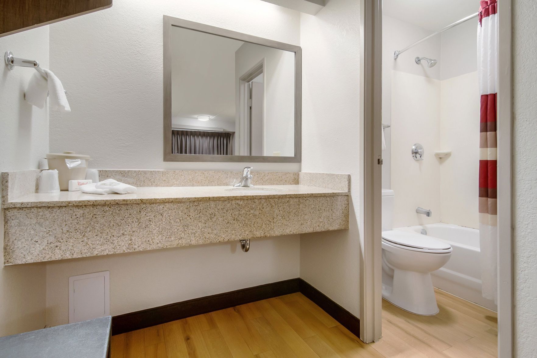 Bathroom | Free toiletries, towels