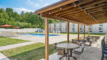 Una piscina al aire libre de temporada