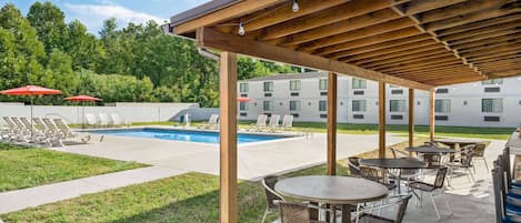 Una piscina al aire libre de temporada