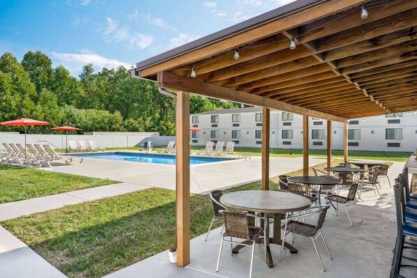 Una piscina al aire libre de temporada