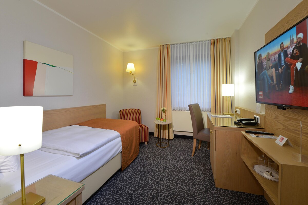 Economy Room, 1 Single Bed | Hypo-allergenic bedding, in-room safe, desk, soundproofing