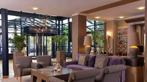 A lobby with a seating area, a reception desk, and a sign for the internet. - Best Western Hotel Der Foehrenhof (Hannover)