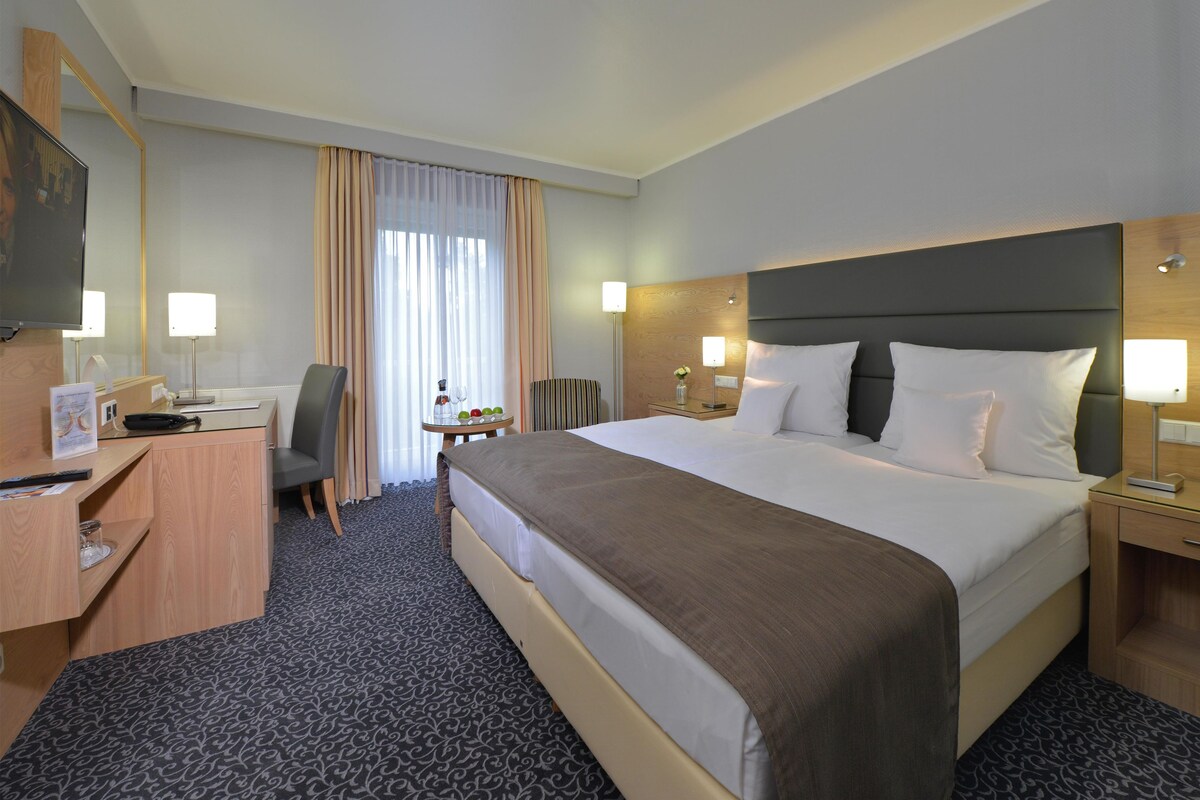 Standard Room, 1 Double Bed | Hypo-allergenic bedding, in-room safe, desk, soundproofing