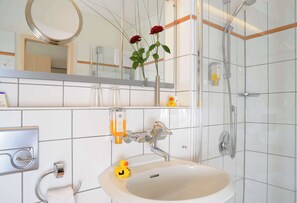 Dusche, Haartrockner, Handtücher, Seife