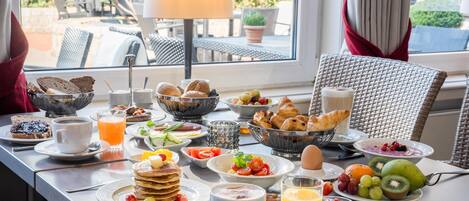 朝食 (ビュッフェ)、毎日提供 (1 名様 19 EUR)