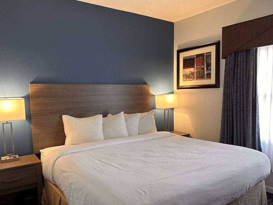 In-room safe, desk, laptop workspace, blackout drapes