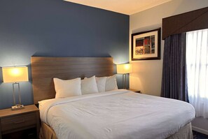 객실 내 금고, 책상, 노트북 작업 공간, 암막 커튼