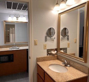 Combined shower/tub, free toiletries, hair dryer, towels