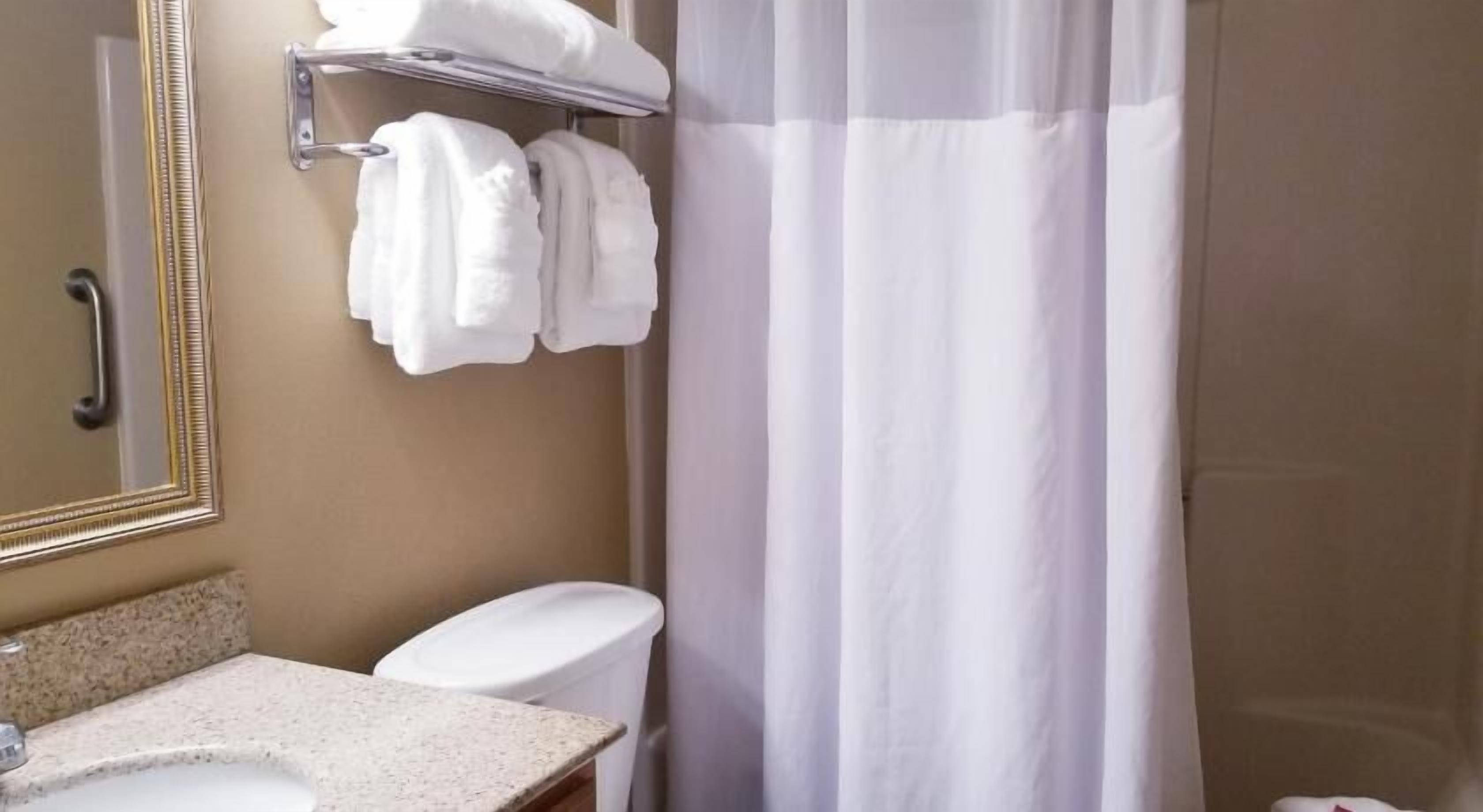 Baño | Ducha y bañera combinadas y artículos de higiene personal gratuitos