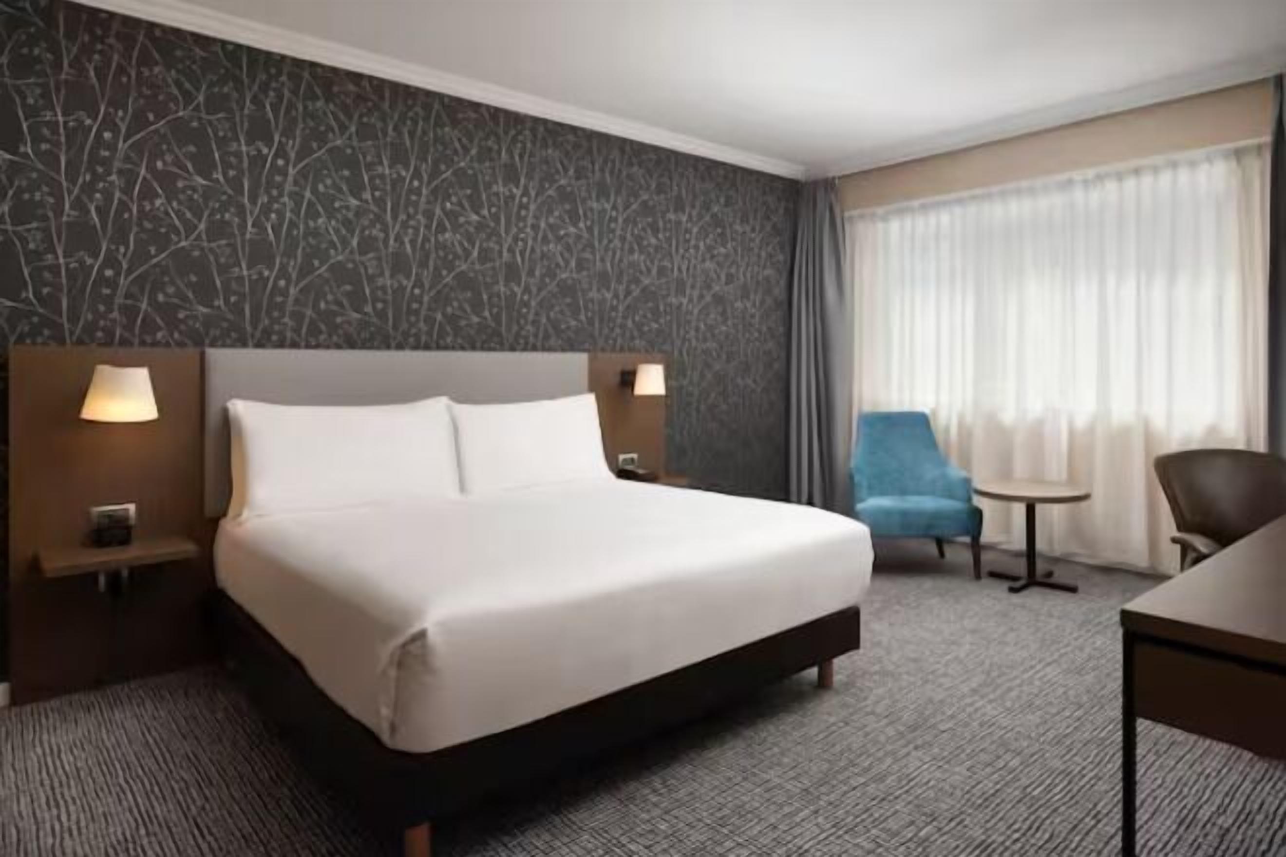 Ylelliset vuodevaatteet, tallelokero huoneessa