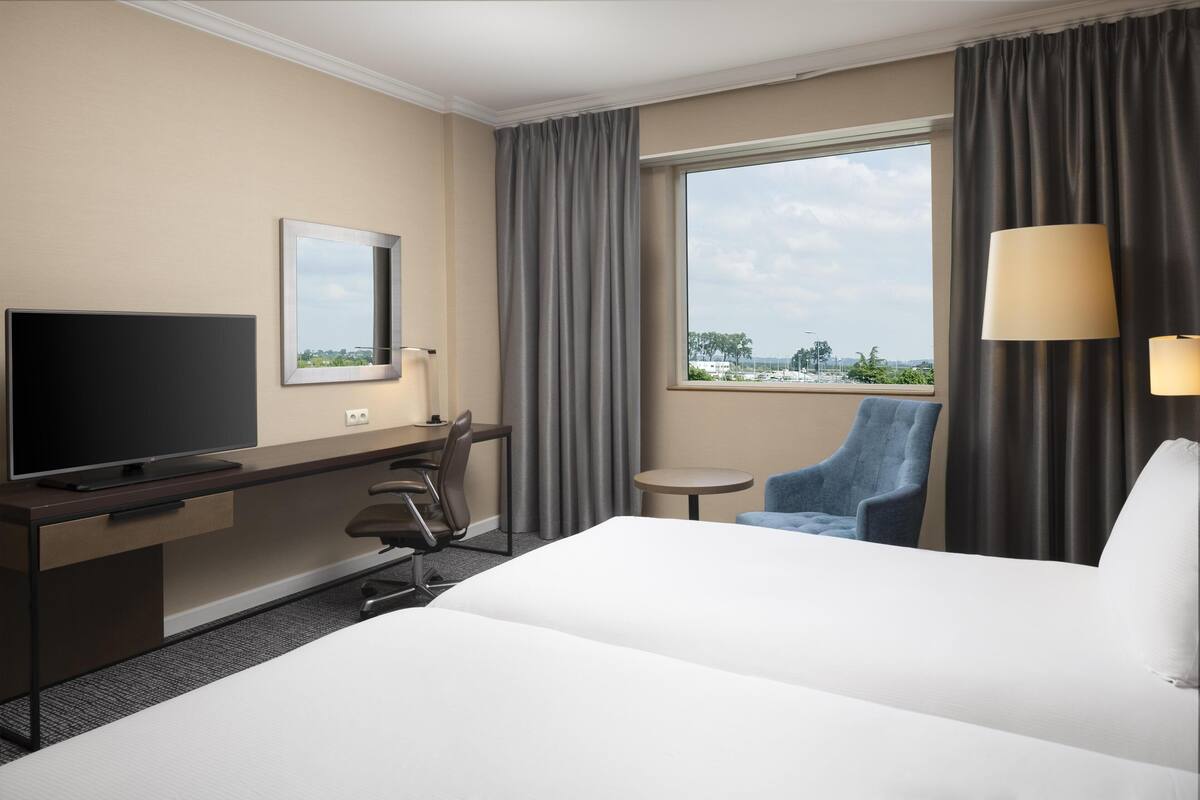 Premium bedding, in-room safe, laptop workspace, blackout curtains