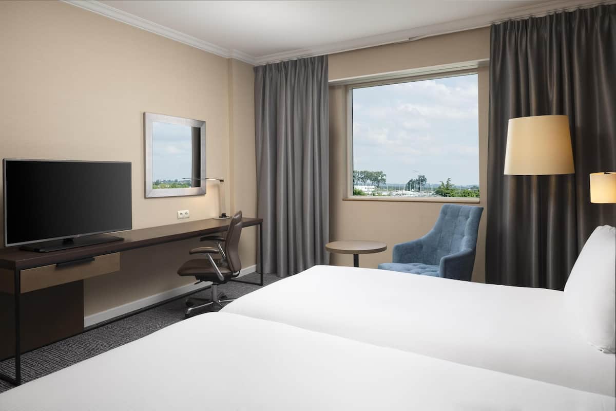 Premium bedding, in-room safe, laptop workspace, blackout curtains