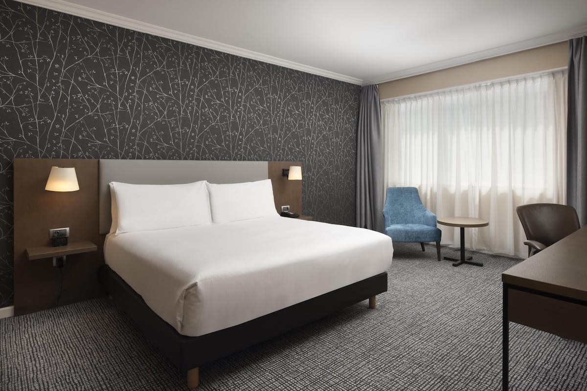 Premium bedding, in-room safe, laptop workspace, blackout curtains