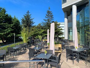 Petit-déjeuner, déjeuner et dîner servis sur place