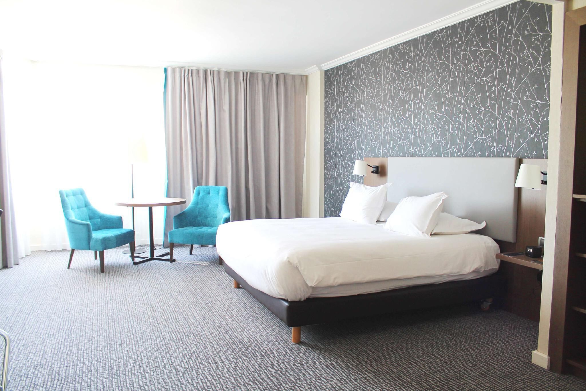 Premium bedding, in-room safe, laptop workspace, blackout curtains