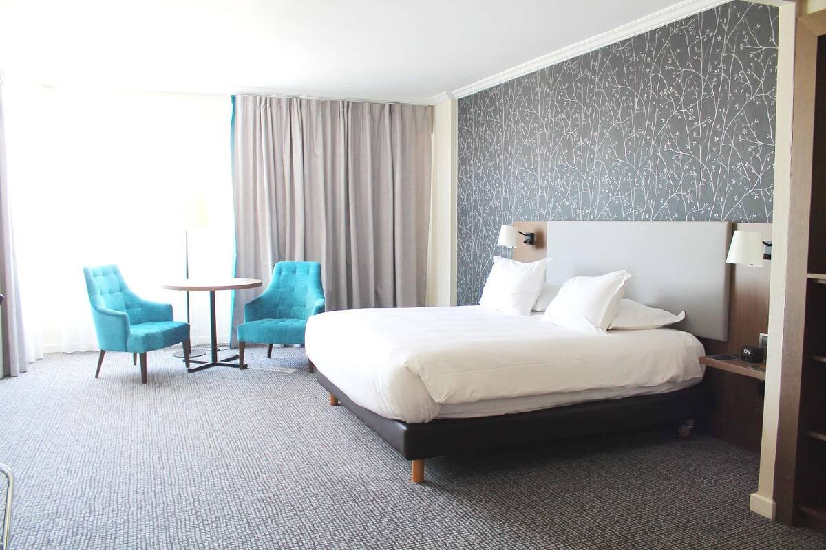 Premium bedding, in-room safe, laptop workspace, blackout curtains