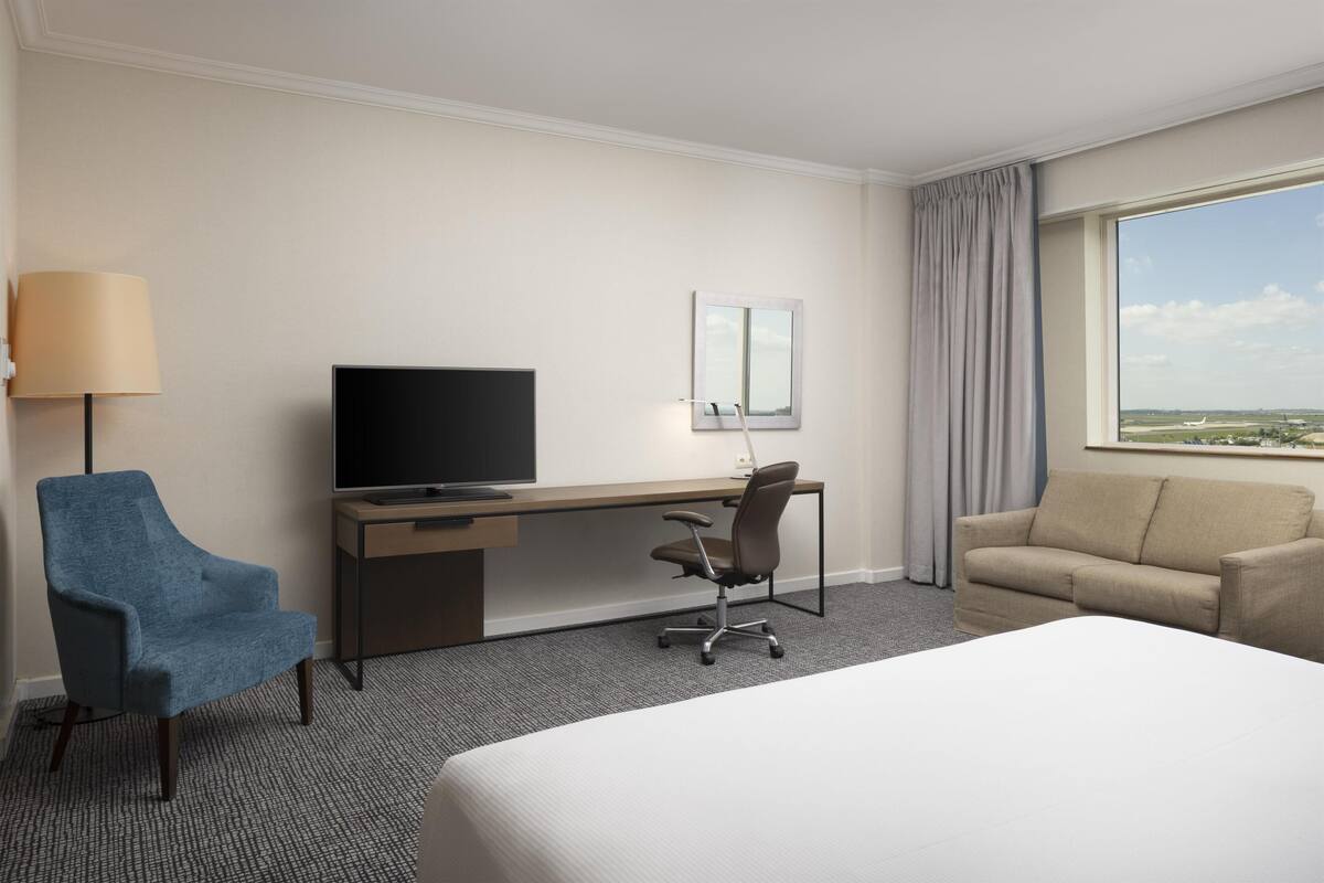Family Room, 1 King Bed | Premium bedding, in-room safe, laptop workspace, blackout curtains