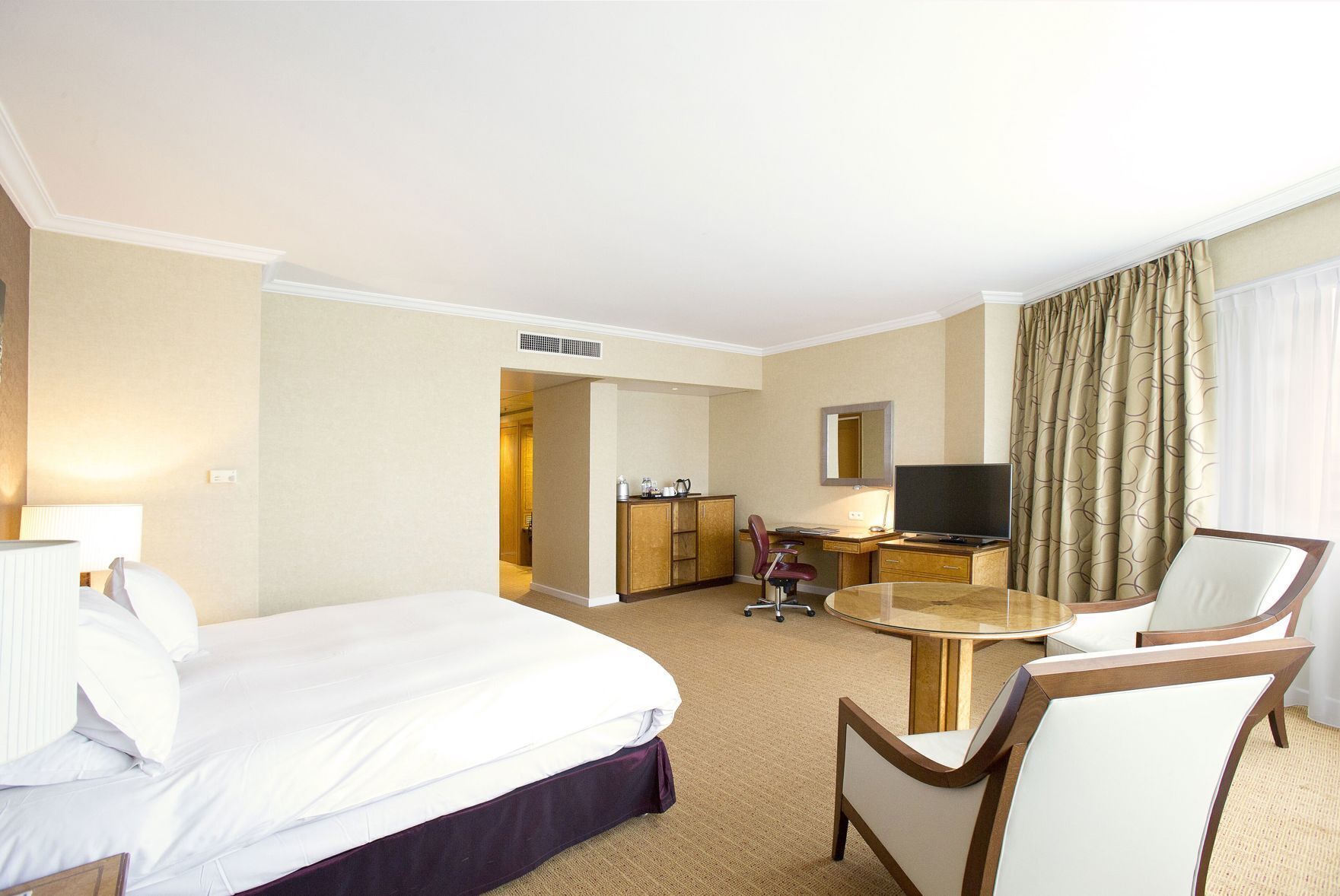 Premium bedding, in-room safe, laptop workspace, blackout curtains