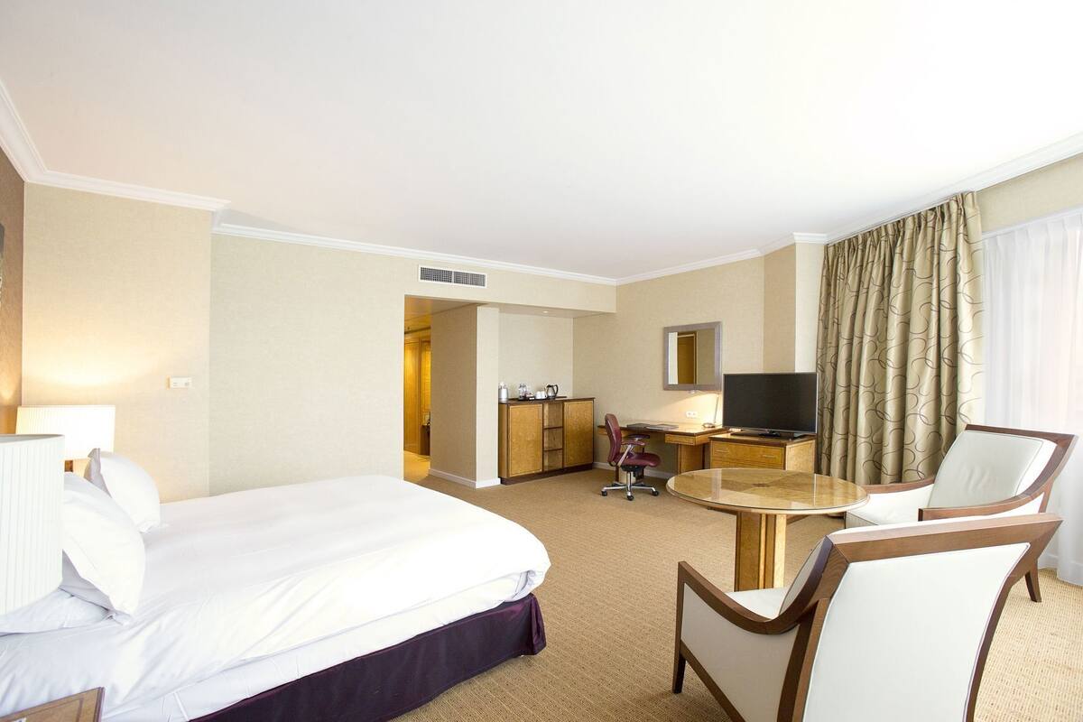 Premium bedding, in-room safe, laptop workspace, blackout curtains