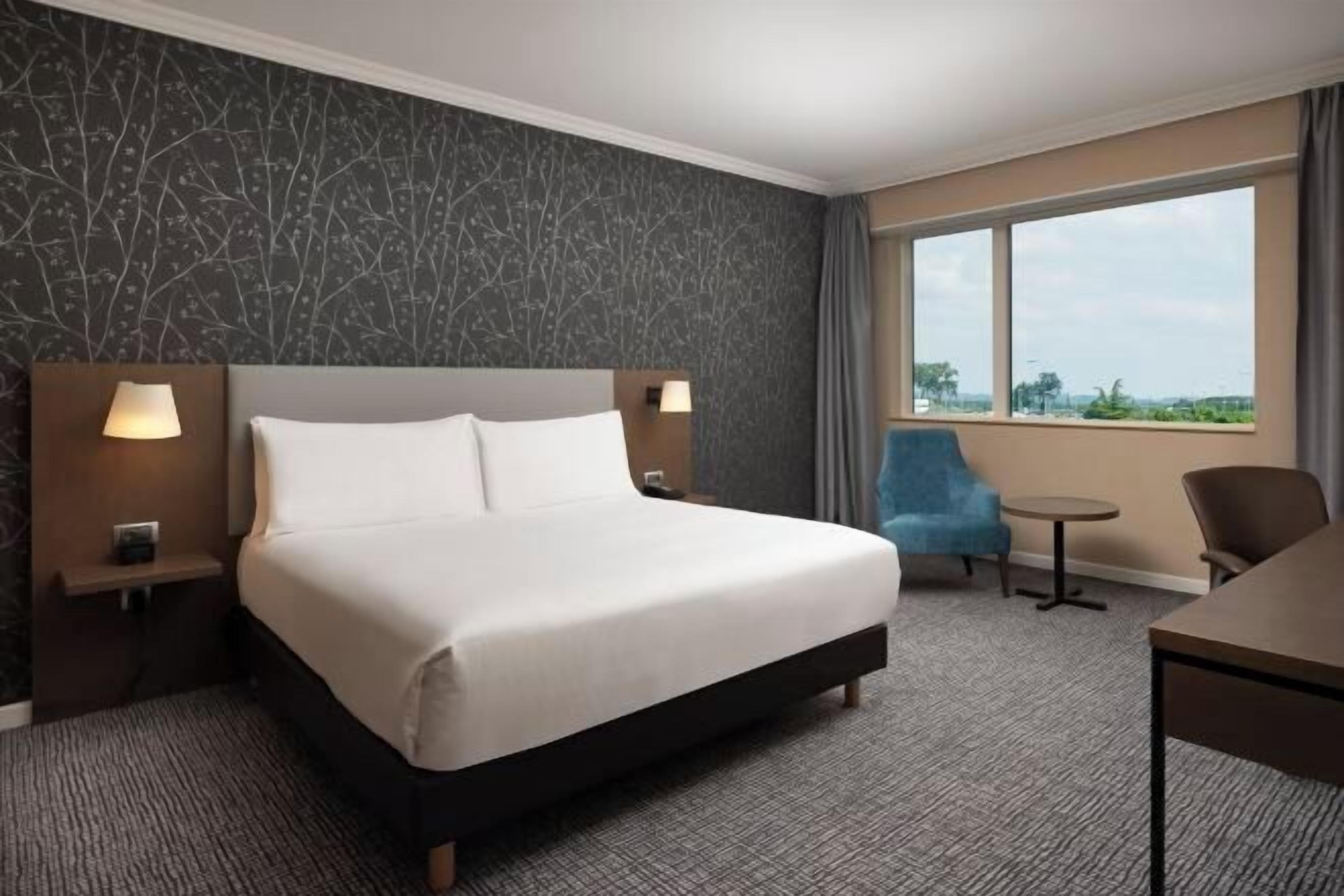 Ylelliset vuodevaatteet, tallelokero huoneessa