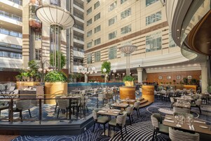 供应早餐、午餐和晚餐