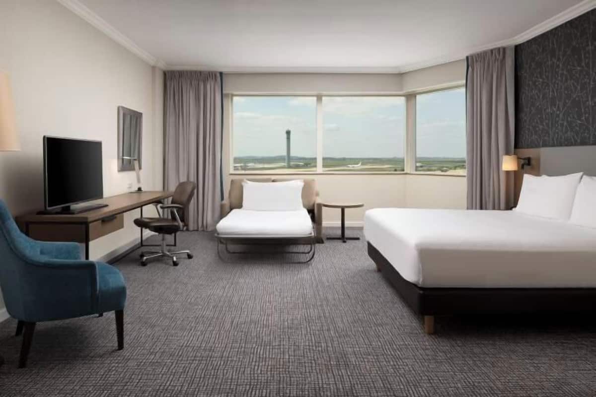 Premium bedding, in-room safe, laptop workspace, blackout curtains