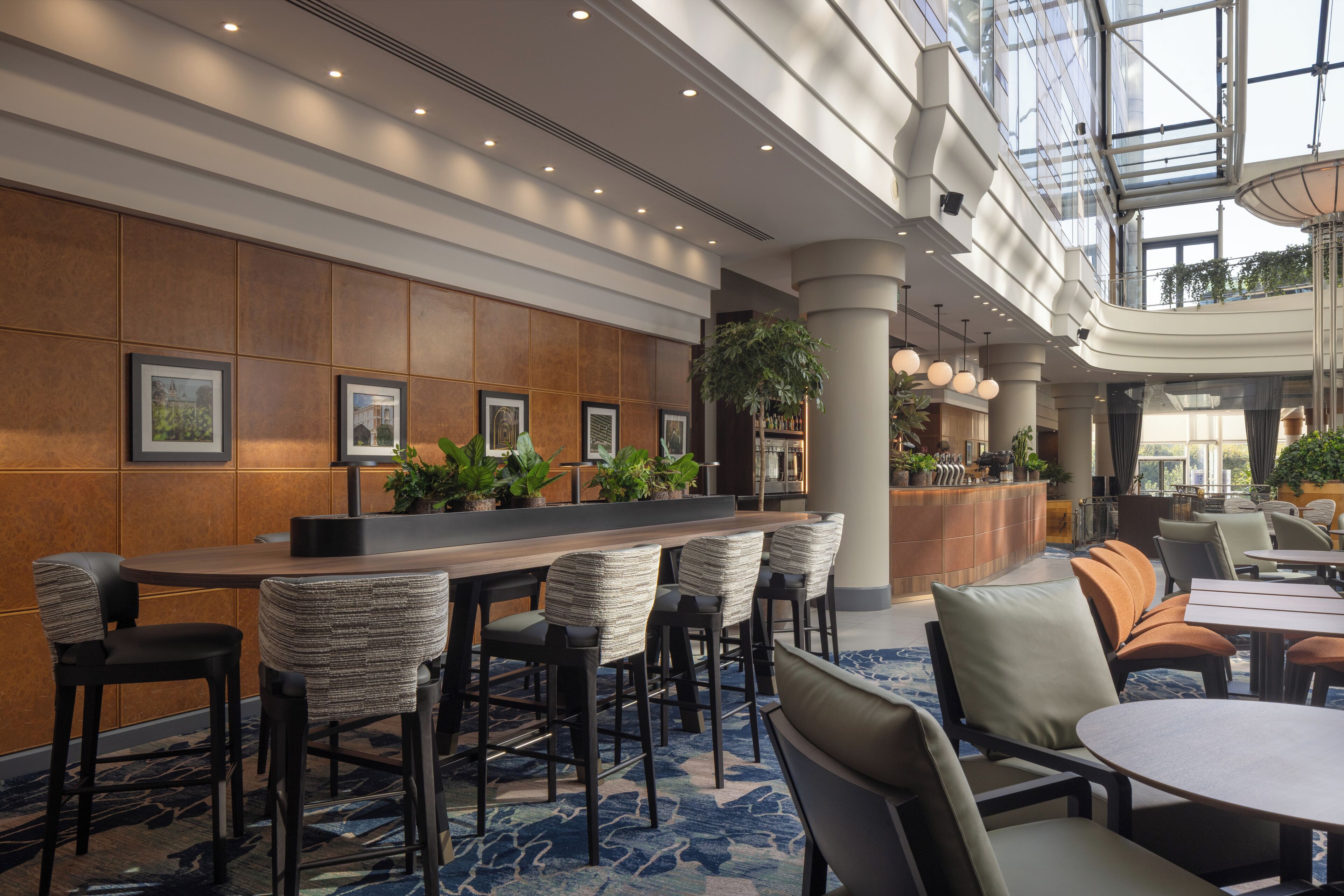 serves breakfast, lunch and dinner