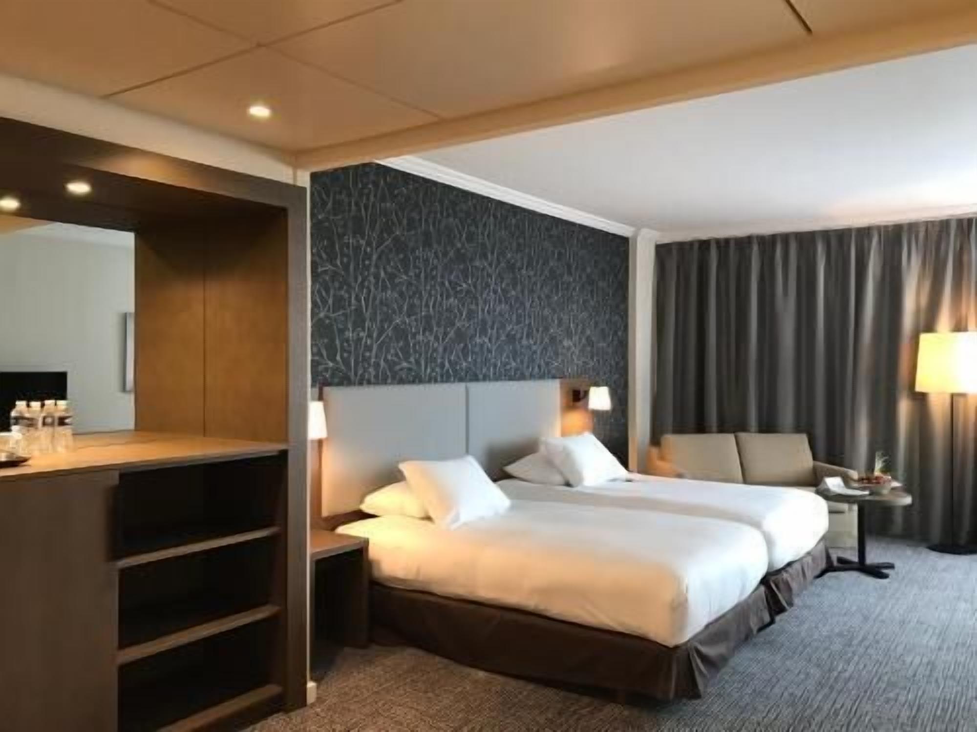 Premium bedding, in-room safe, laptop workspace, blackout drapes