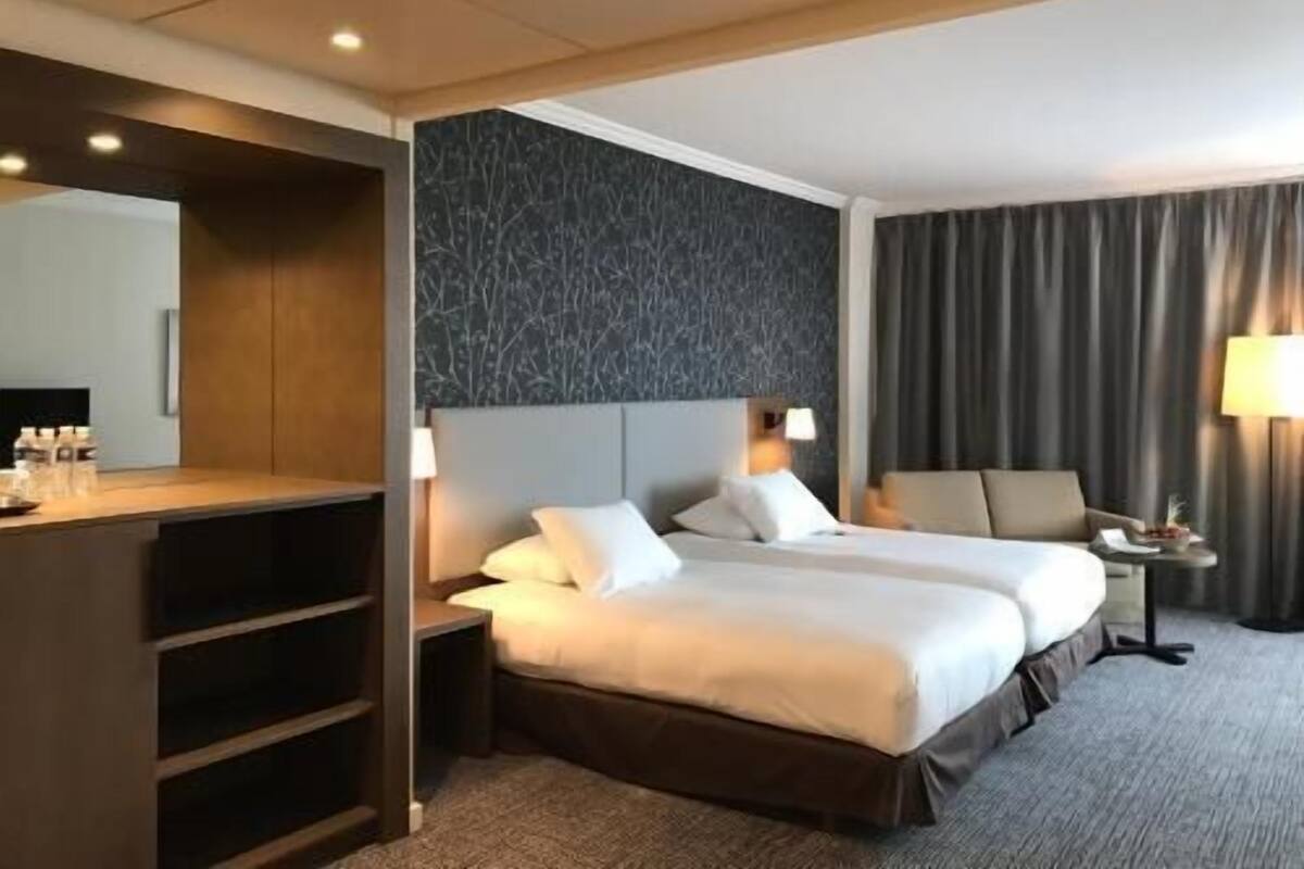 Premium bedding, in-room safe, laptop workspace, blackout drapes