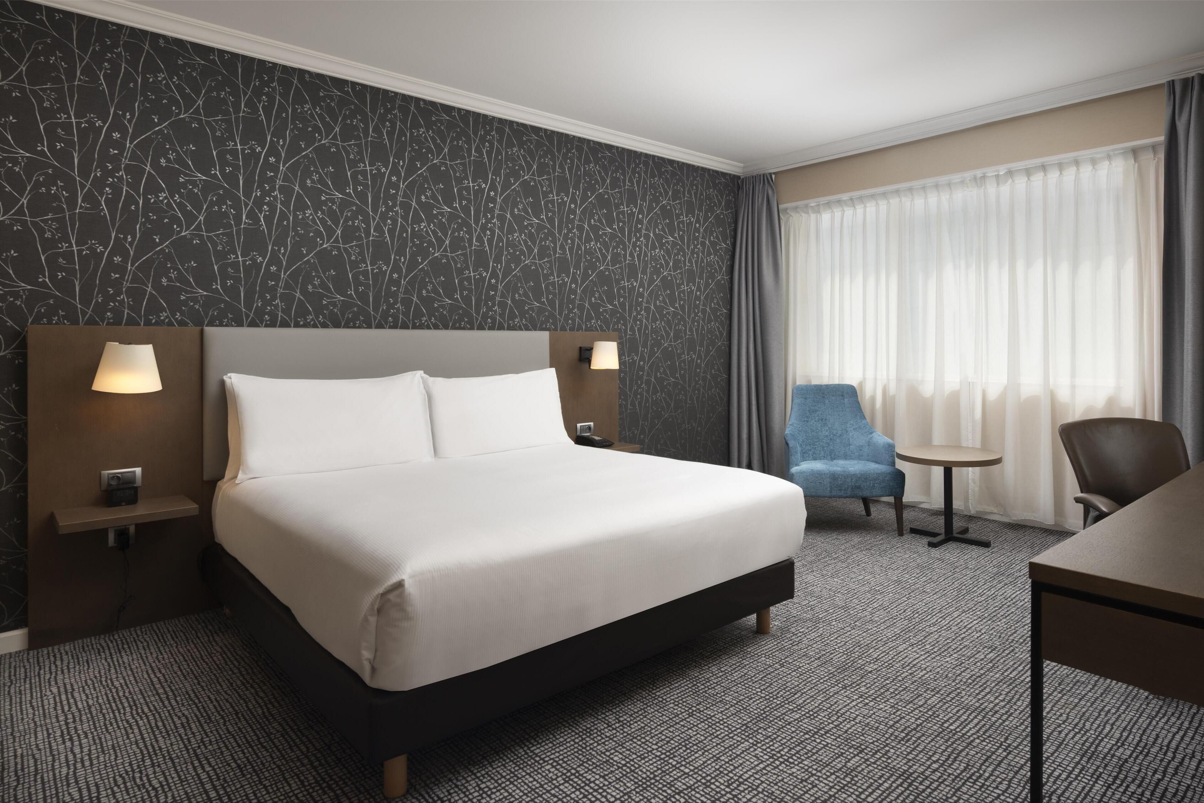 Roba de llit d'alta qualitat i caixa forta a l'habitació 