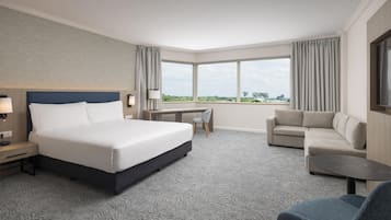 Executive kamer, 1 kingsize bed (Plus, Newly Renovated) | Woonruimte | Een 42-inch televisie met satellietzenders