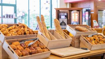 Petit déjeuner buffet (13.90 EUR par personne)