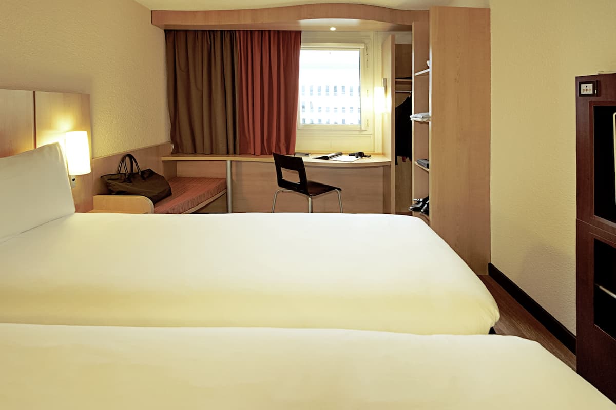 Ropa de cama de alta calidad, colchones con pillow-top y escritorio