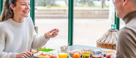 Desayuno buffet todos los días (EUR 13.90 por persona)