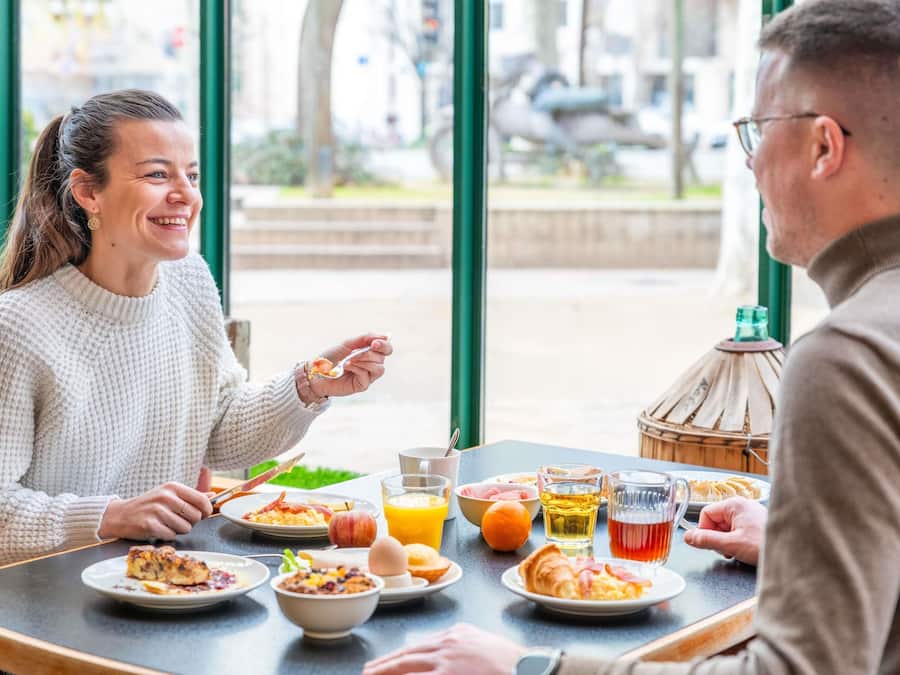 Bữa sáng buffet hàng ngày (13.90 EUR/mỗi người)