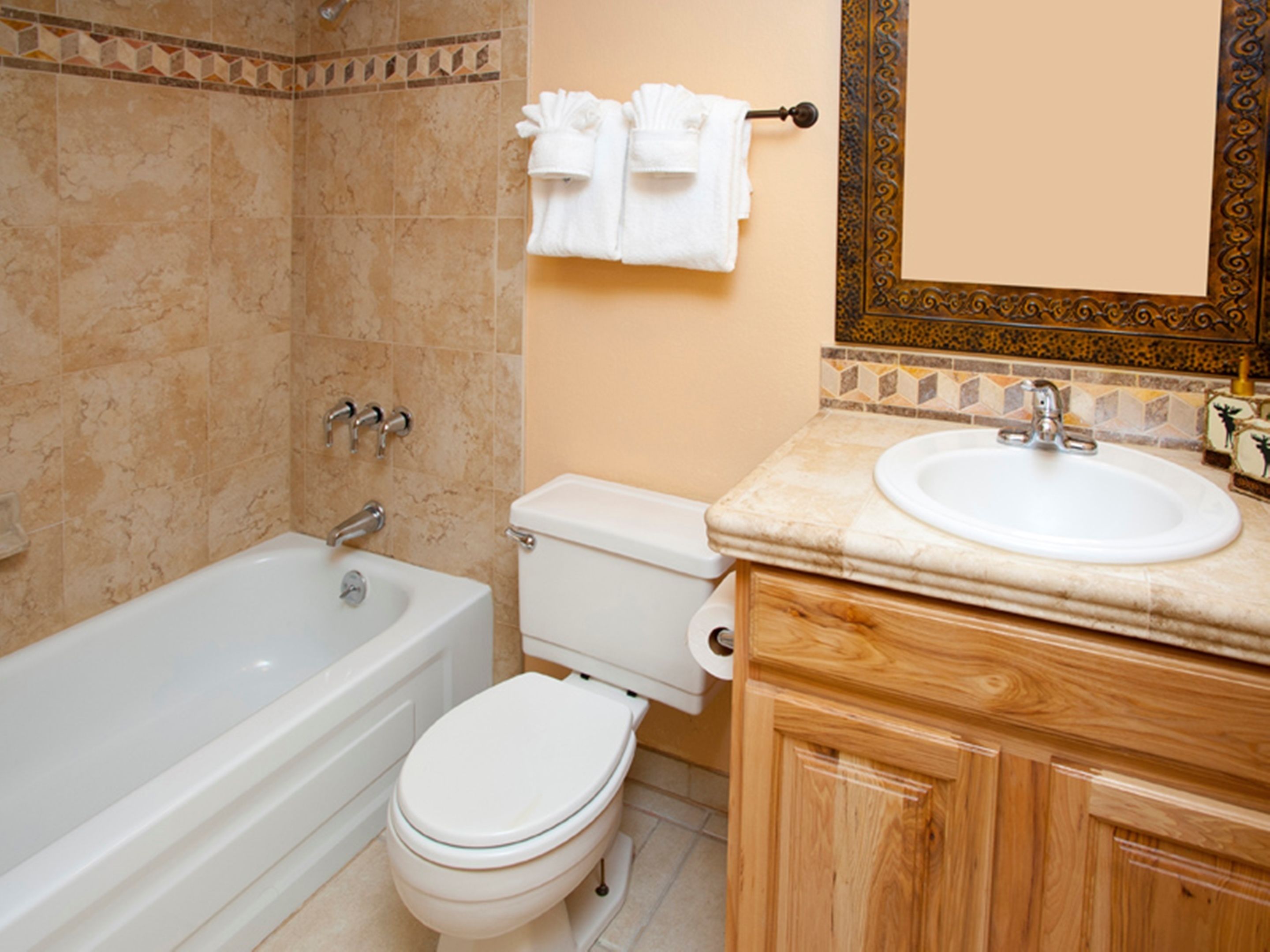 Une salle de bain avec une baignoire, des toilettes et un lavabo.