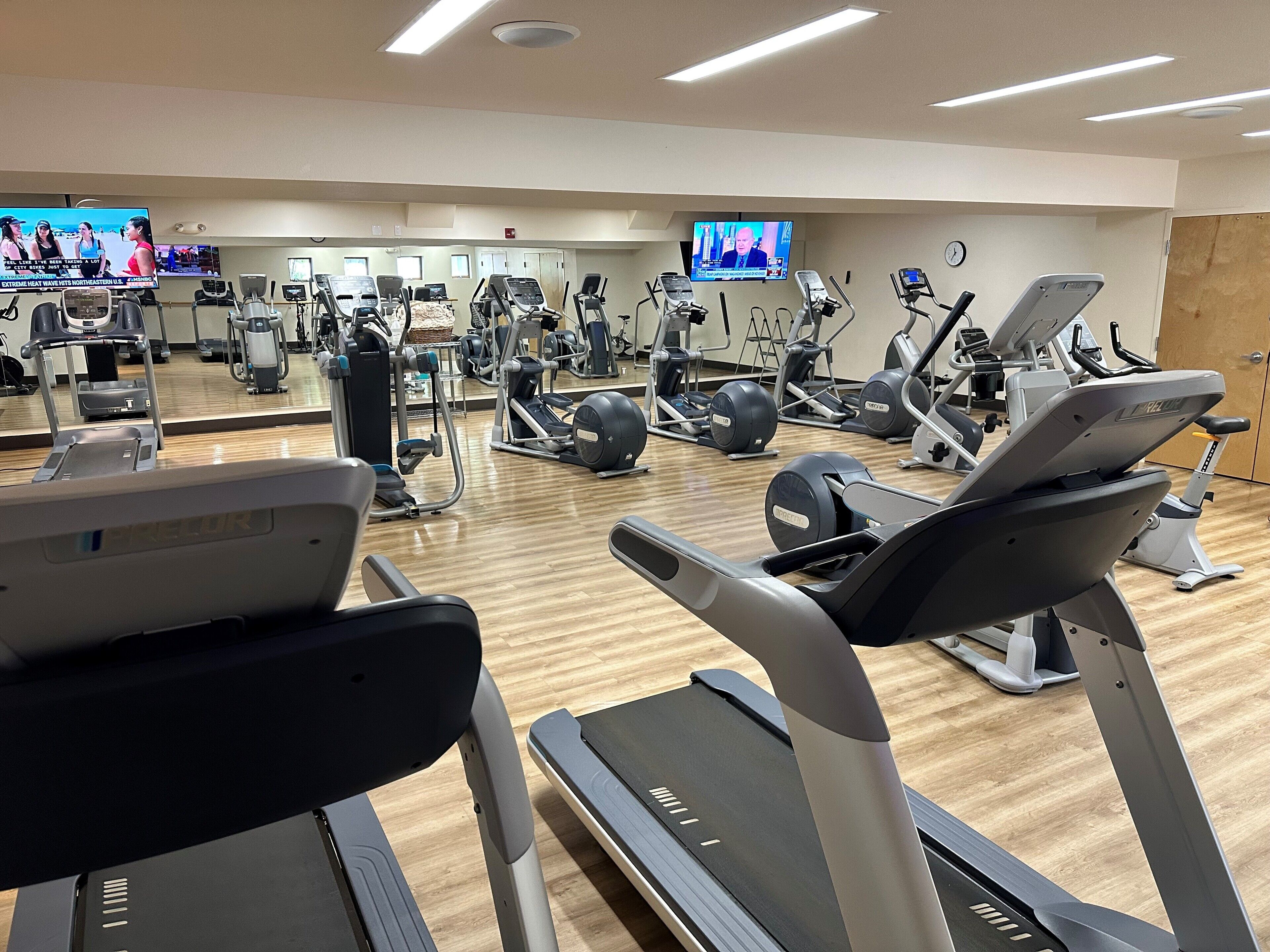 Ett gym med löpband, crosstrainers och styrketräningsutrustning.
