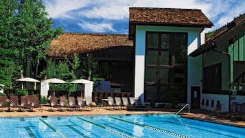 Piscina a l'aire lliure (horari: 06:00-21:00), para-sols i gandules