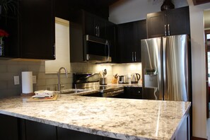 Condo truyền thống, 2 giường cỡ queen, bếp (2 bedroom 2 bath condo) | Bếp riêng | Tủ lạnh, lò vi sóng, lò nướng, bếp nấu 