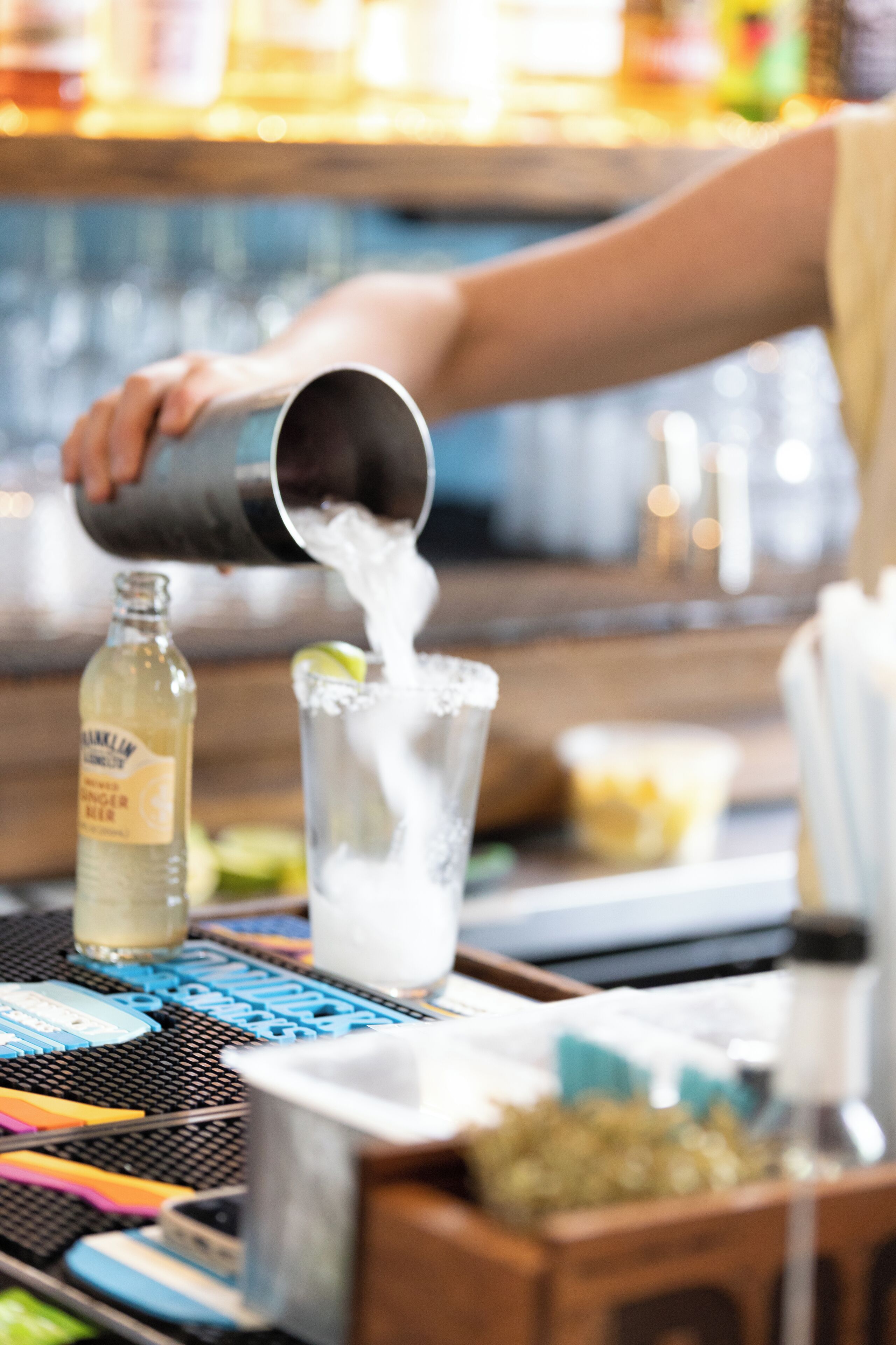 Een barman giet een drankje in.