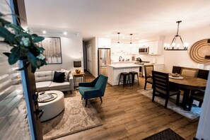 تلفزيون بشاشة مسطحة بحجم 27-بوصة يعرض قنوات تلفزيونية باشتراك مدفوع