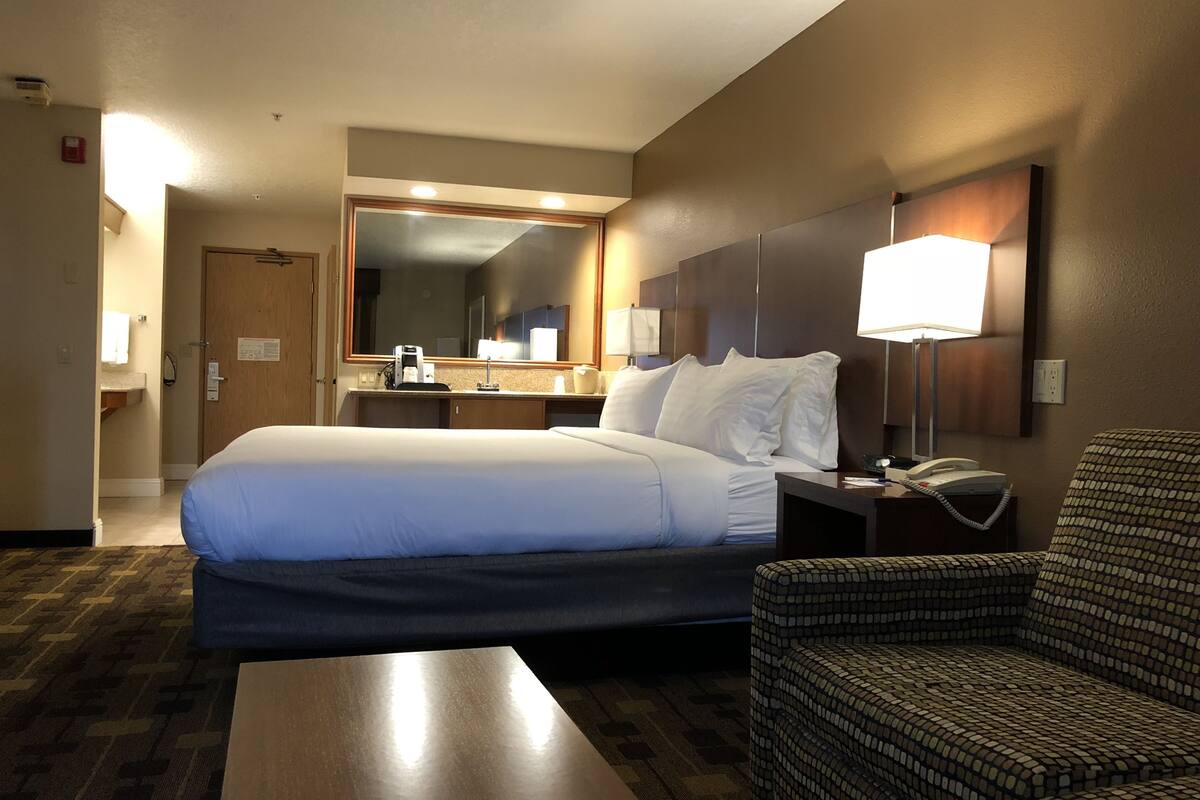 1 bedroom, in-room safe, desk, iron/ironing board