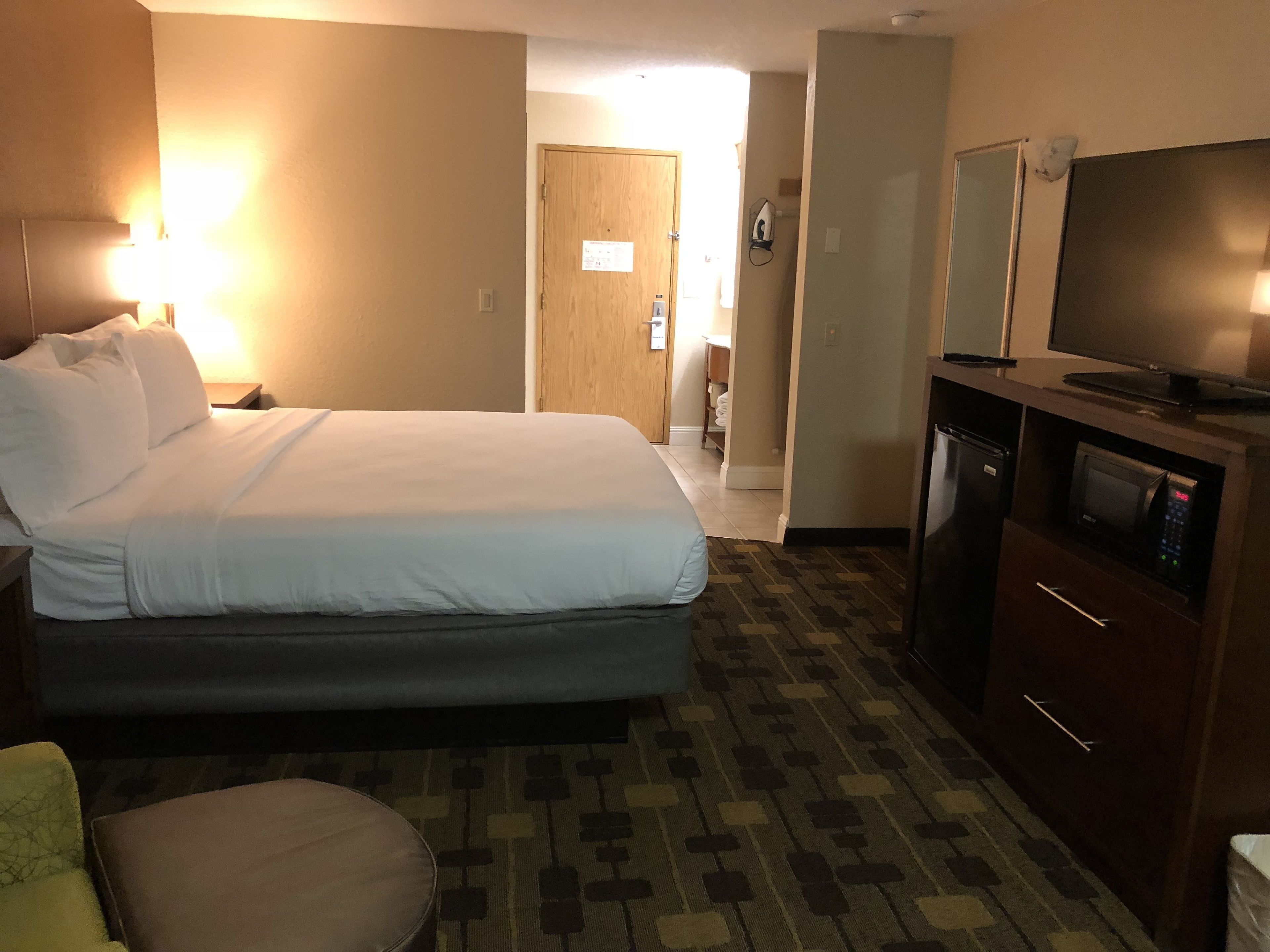standard room, 1 king bed | 1 bedroom, in-room safe, desk, iron/ironing board