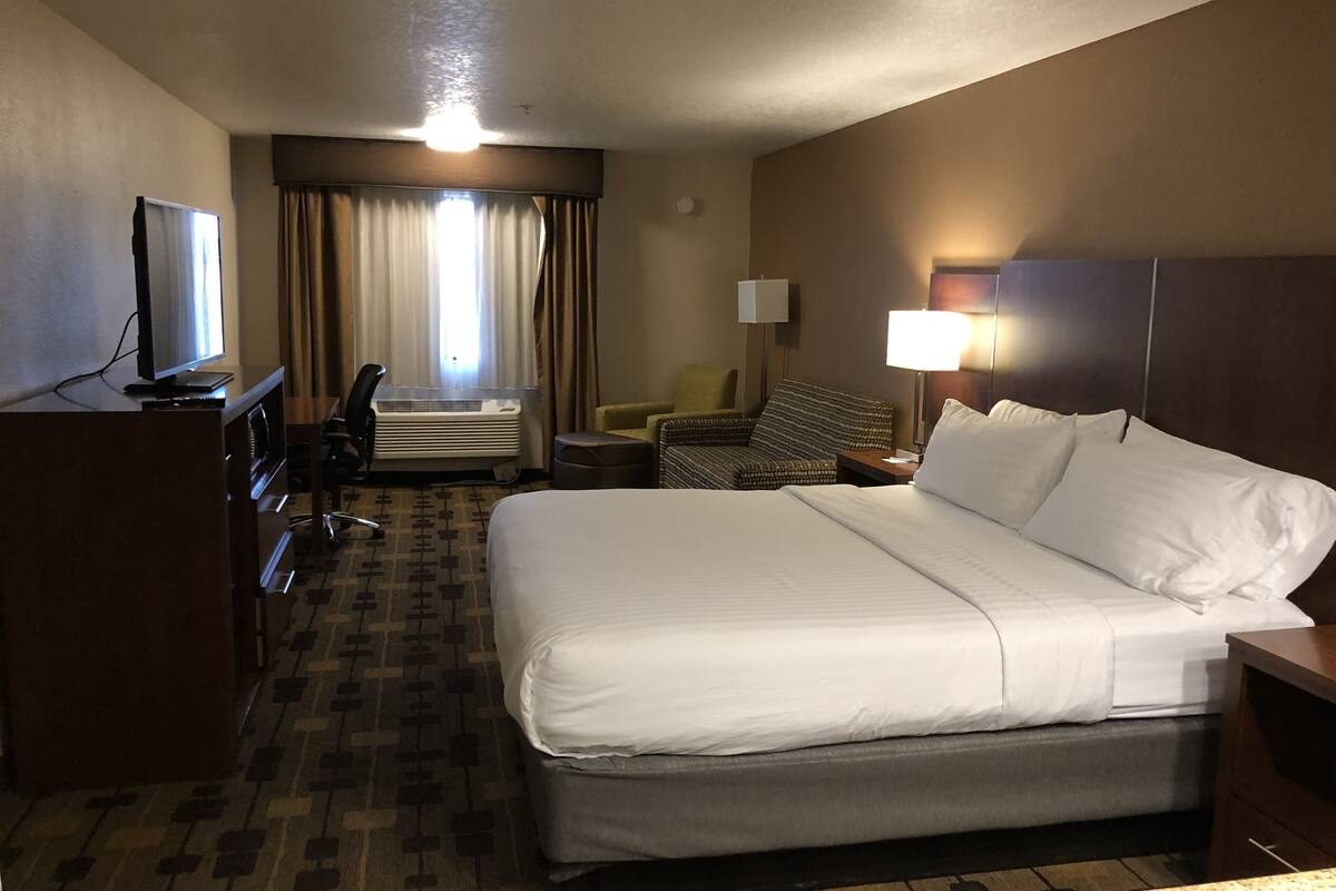 1 bedroom, in-room safe, desk, iron/ironing board