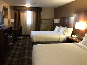 1 多间卧室、客房内保险箱、办公桌、熨斗/熨衣板