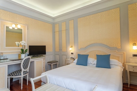 Minibar, caja de seguridad en la habitación y escritorio . Phi Hotel Canalgrande