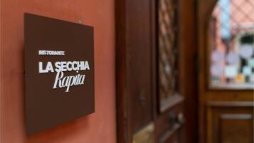 A sign for "La Secchia Rapita" restaurant.