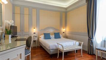 Minibar, caja fuerte, escritorio y espacio para trabajar con un portátil