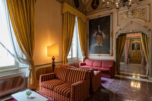 Coin salon dans le hall