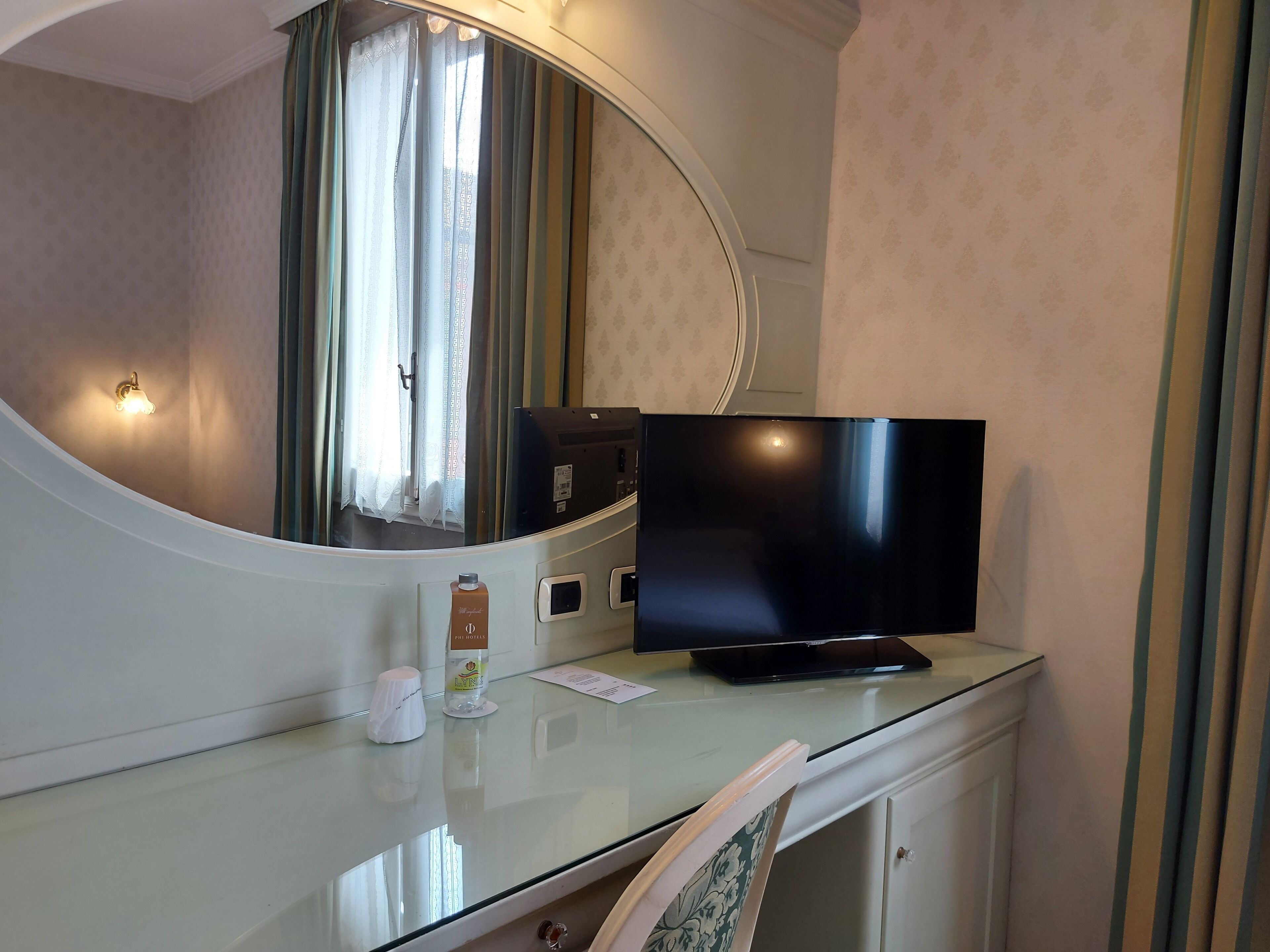 city room | 1 bedroom, minibar, in-room safe, desk